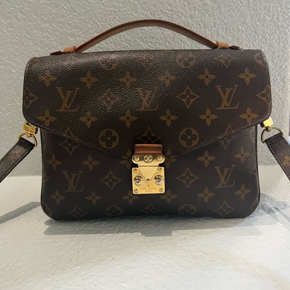 - Authentic Louis Vuitton Monogram pochette Métis bag for sale! - Picture 1 of 16
